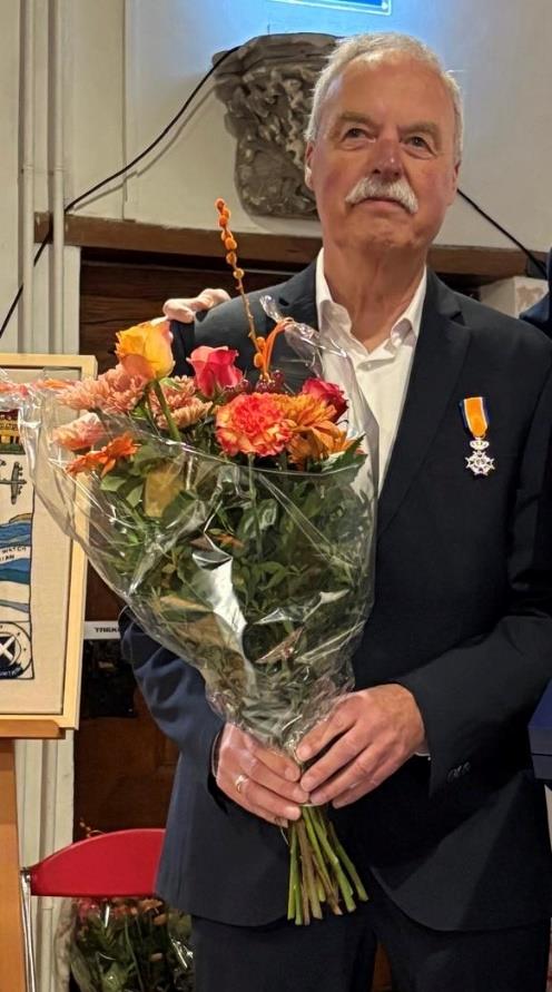 Jan Schraa met bos bloemen