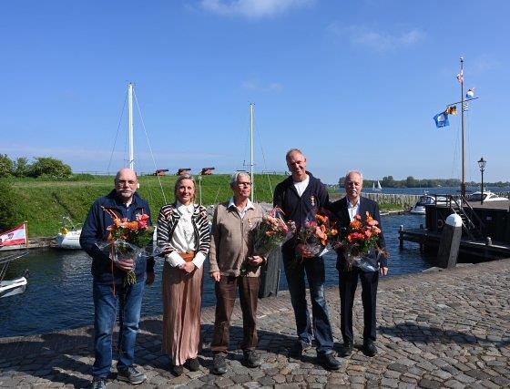 Jan Schraa met dhr. Dingemanse, burgemeester Schouwenaar, dhr. Heij, dhr. Willeboordse
