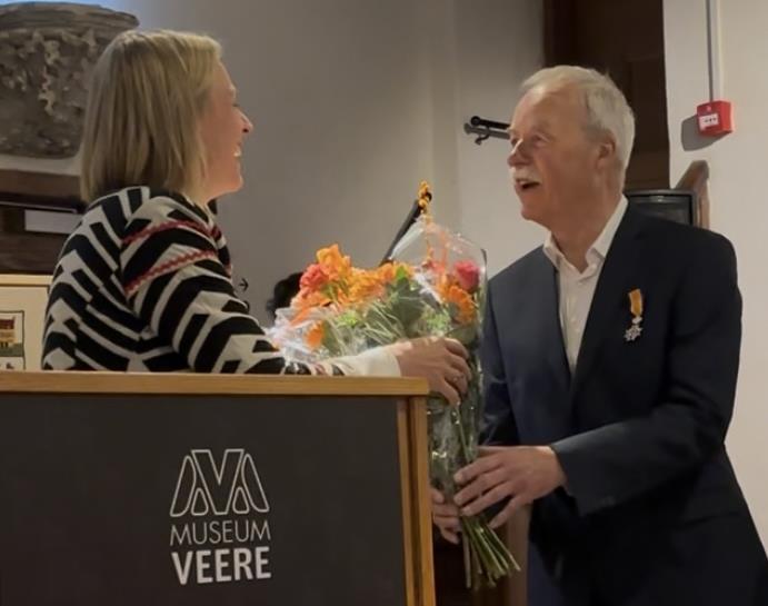 Jan Schraa krijgt bos bloemen van de burgemeester