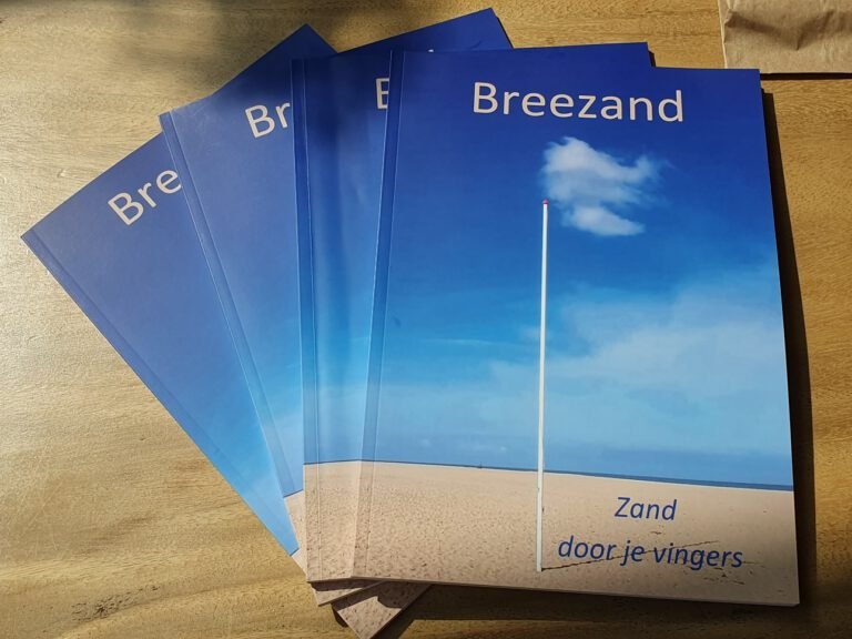cover van het boek 'zand door je vingers' met foto van strand en zee